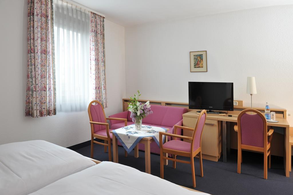 Hotel Gruener Baum Pommersfelden Buitenkant foto