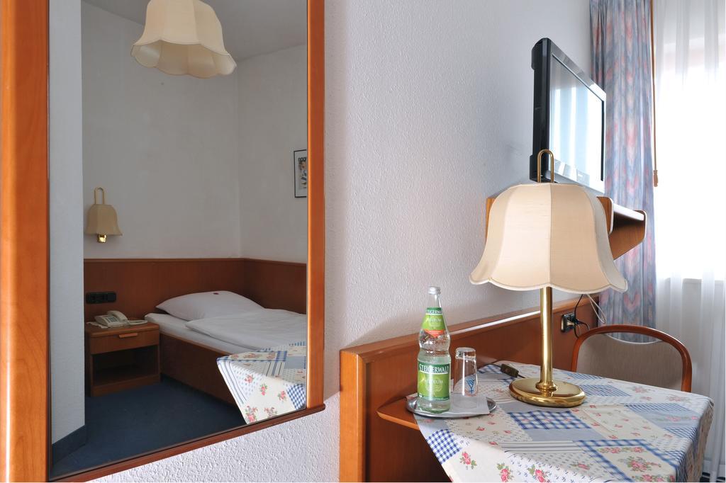 Hotel Gruener Baum Pommersfelden Buitenkant foto