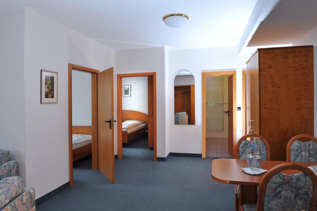 Hotel Gruener Baum Pommersfelden Buitenkant foto