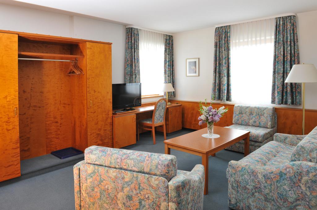 Hotel Gruener Baum Pommersfelden Buitenkant foto