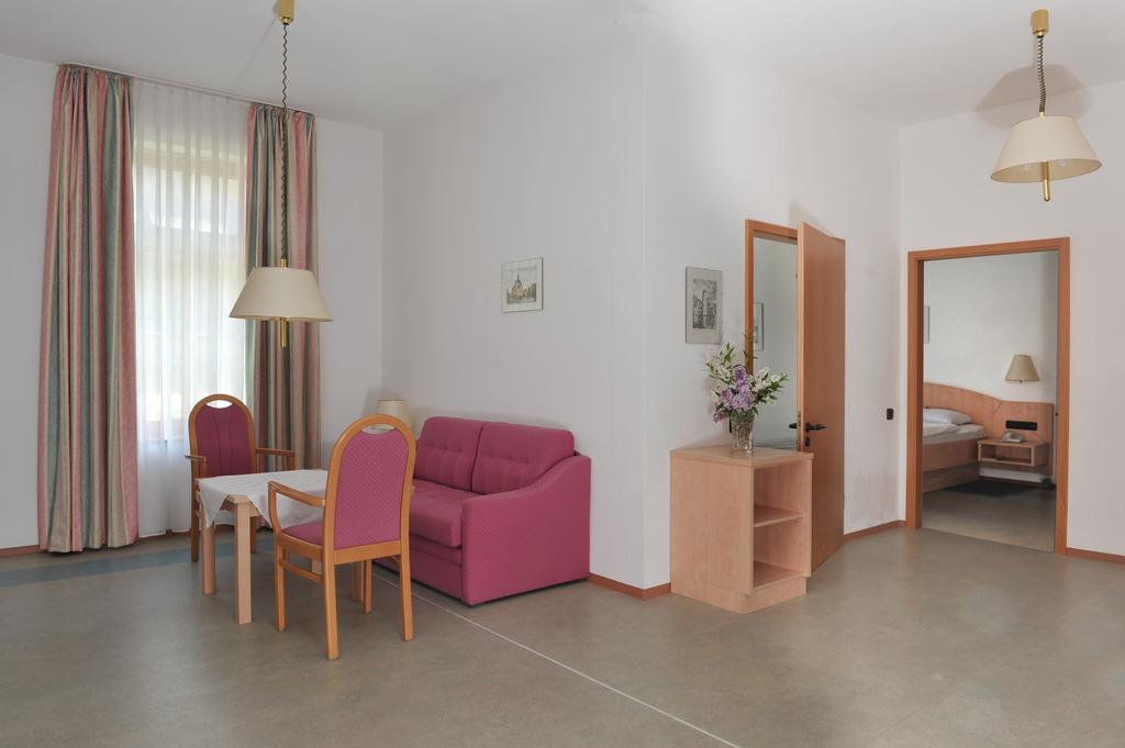 Hotel Gruener Baum Pommersfelden Buitenkant foto