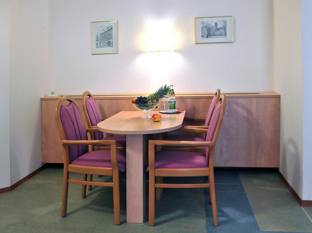 Hotel Gruener Baum Pommersfelden Buitenkant foto