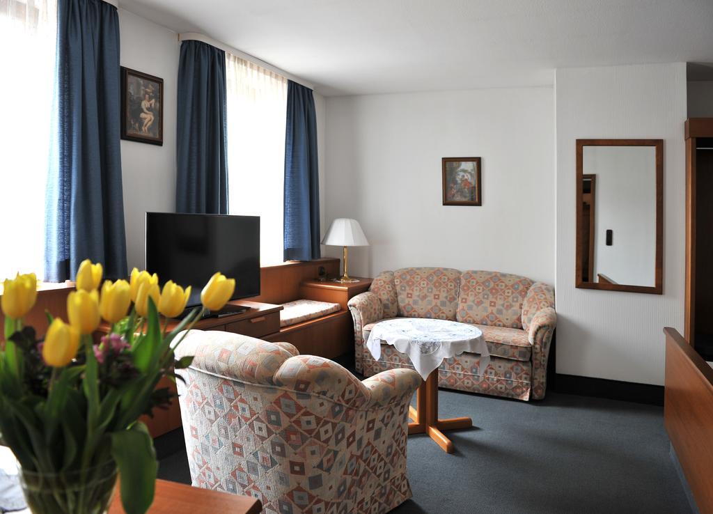 Hotel Gruener Baum Pommersfelden Buitenkant foto