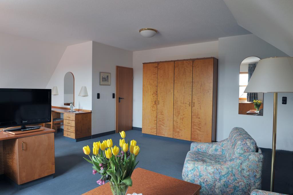 Hotel Gruener Baum Pommersfelden Buitenkant foto