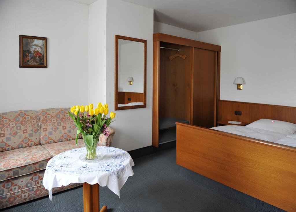 Hotel Gruener Baum Pommersfelden Buitenkant foto