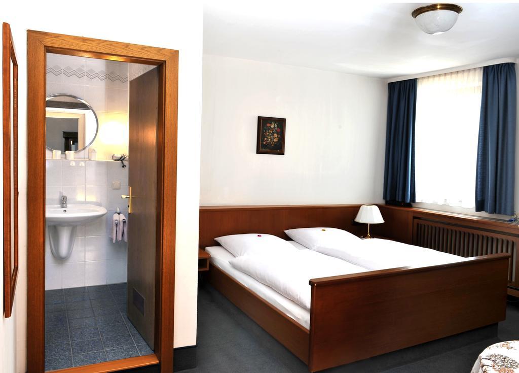 Hotel Gruener Baum Pommersfelden Buitenkant foto