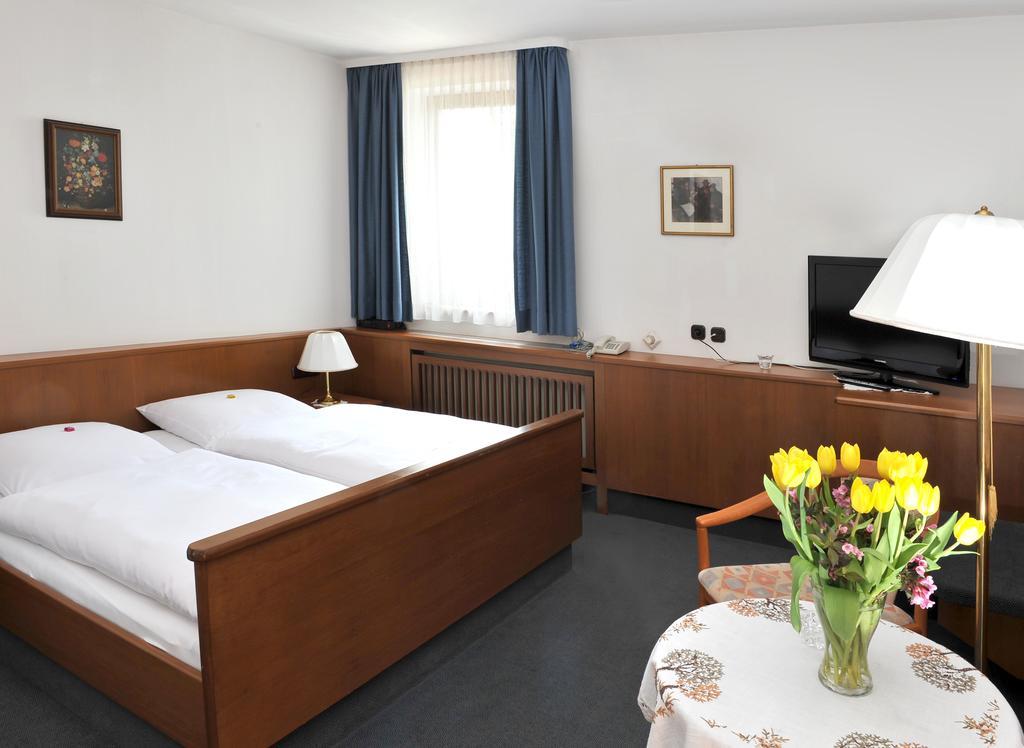 Hotel Gruener Baum Pommersfelden Buitenkant foto